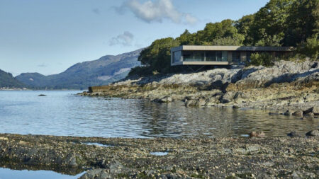 This Sleek House Perched on the Edge of a Stark Cliff Embraces its Coastal Setting