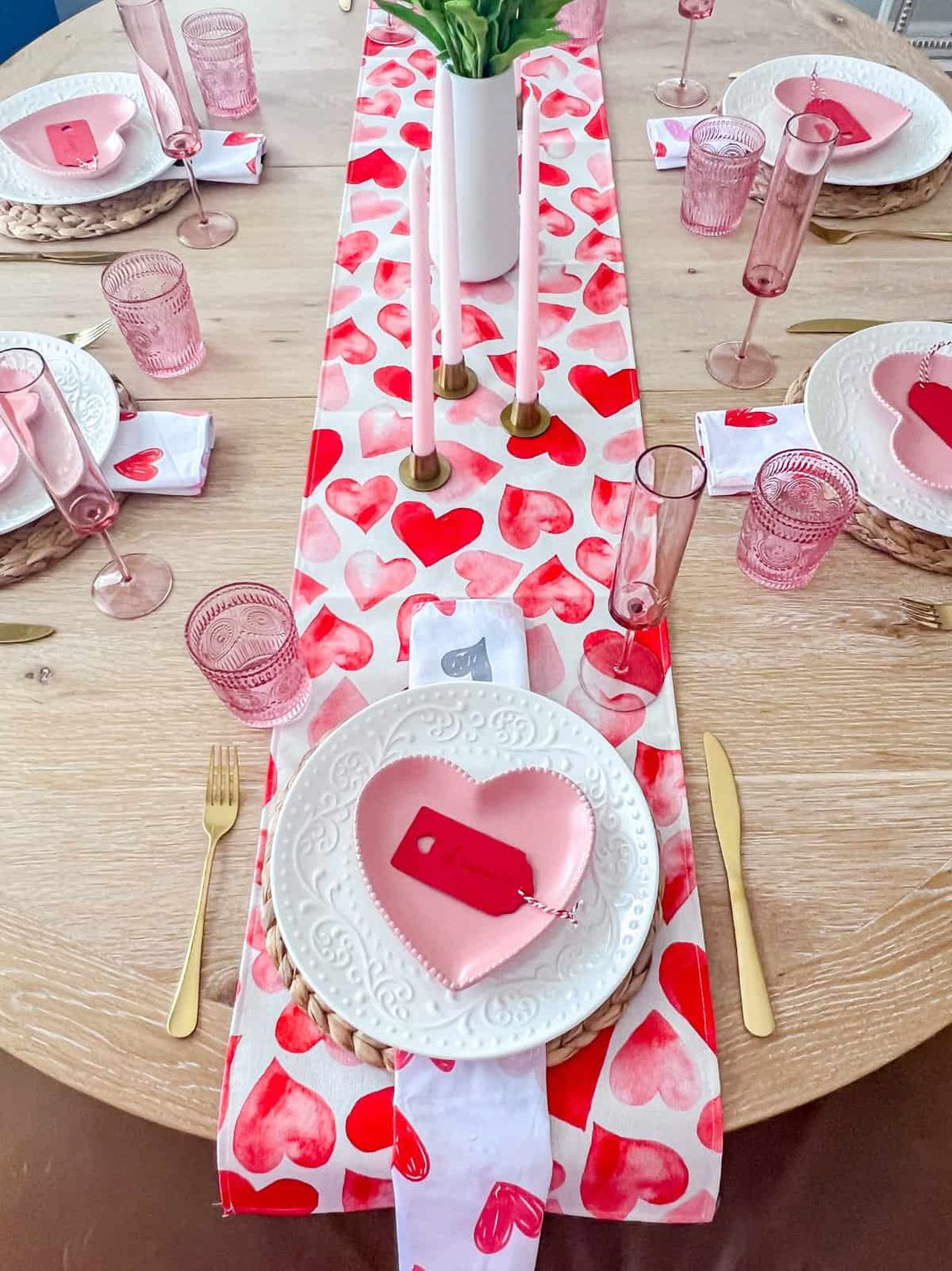 aleka's valentine's day table decor without tablecloth won wooden table 