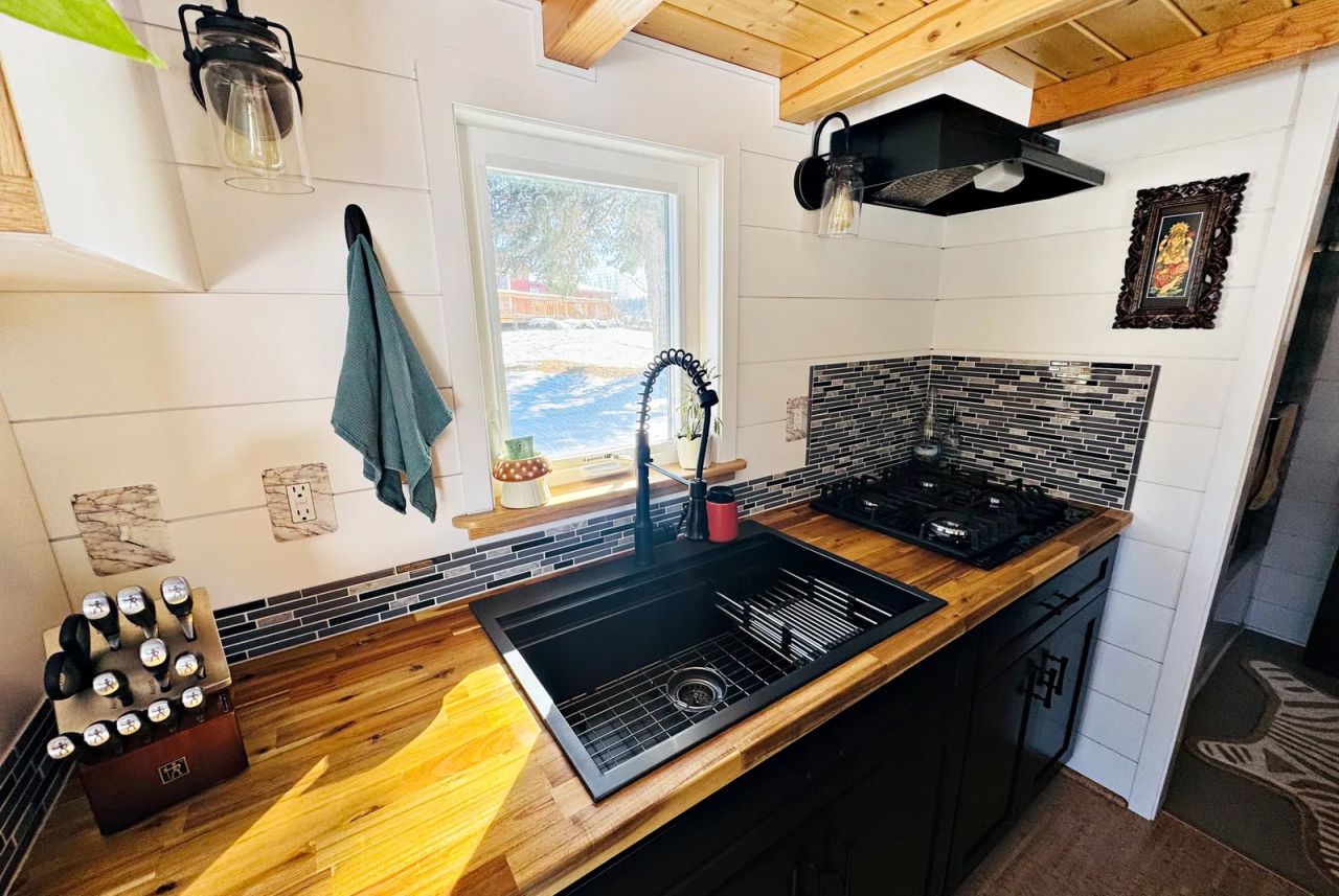 $75kTiny House_Interior