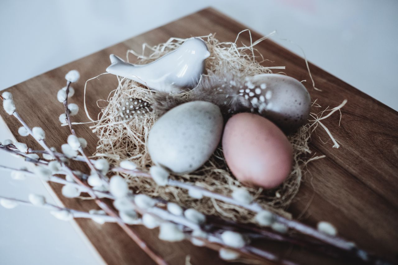 Display Easter eggs in a DIY bird nest