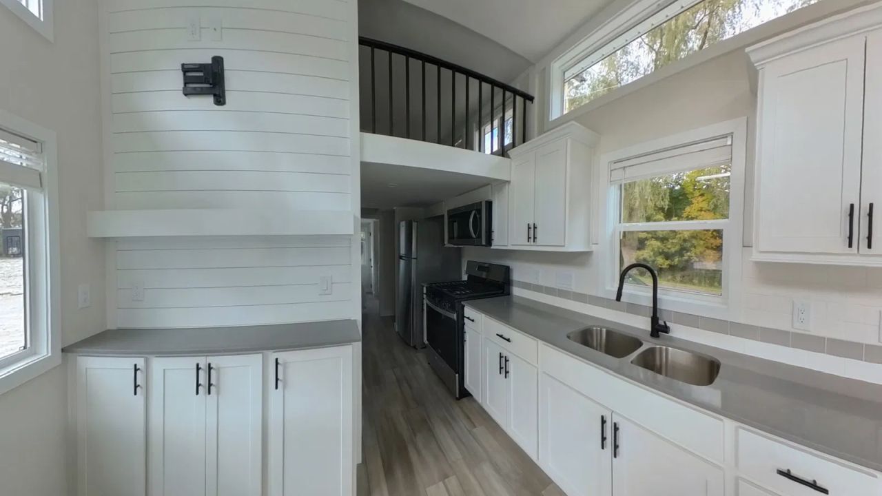 Kitchen of Farmhouse Chalet tiny house - 3