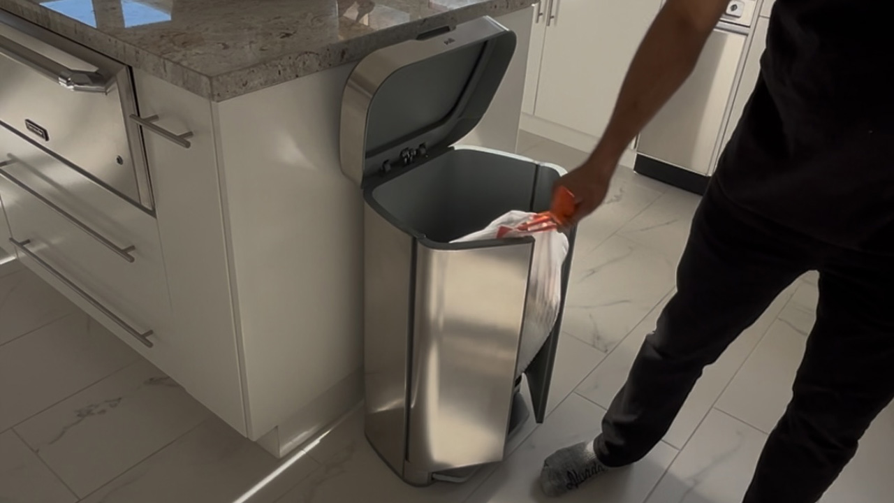 This Innovative Trashcan Lets Your Take Out Trash Bag From Front With Ease