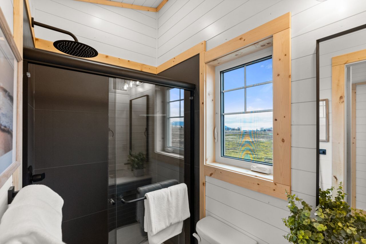 Tulameen Tiny House - bathroom 1