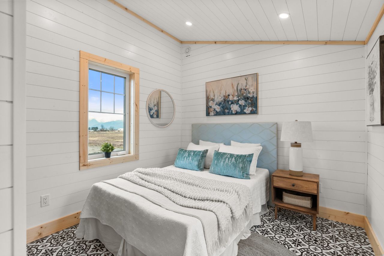 Tulameen Tiny House - bedroom