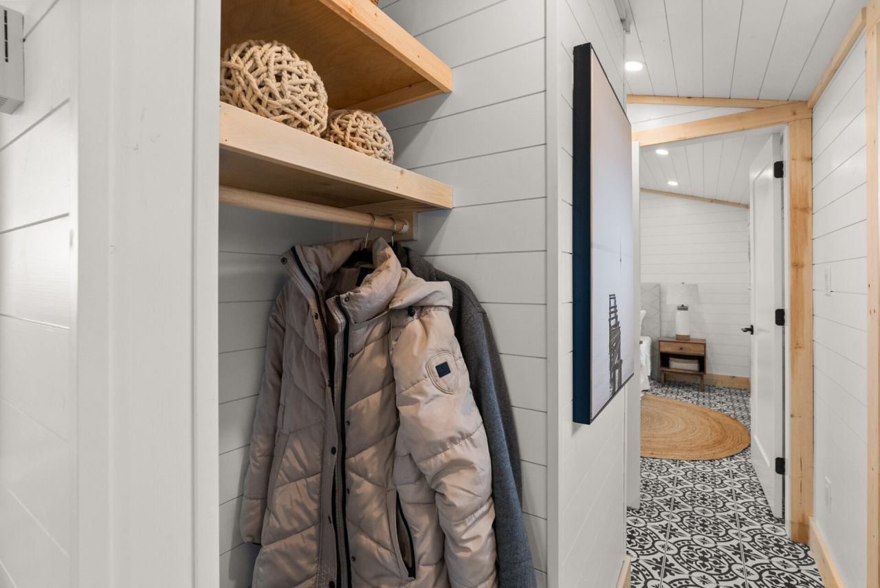 Tulameen Tiny House - closet