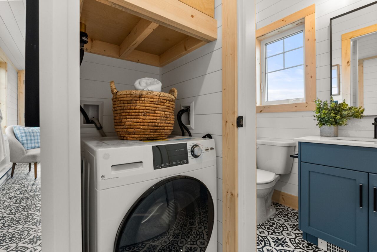 Tulameen Tiny House - laundry nook