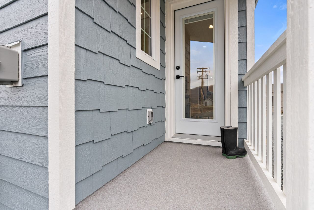 Tulameen Tiny House - mini porch