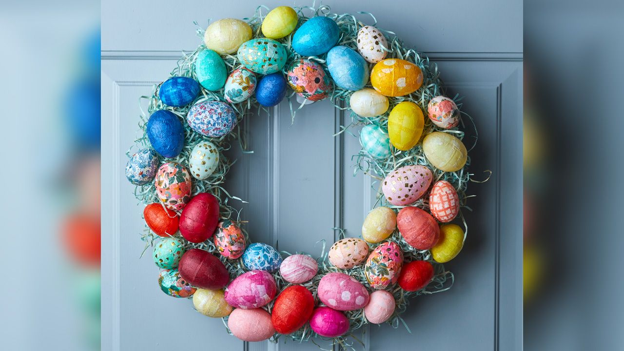 DIY outdoor Easter decoration ideas - hang a wreath