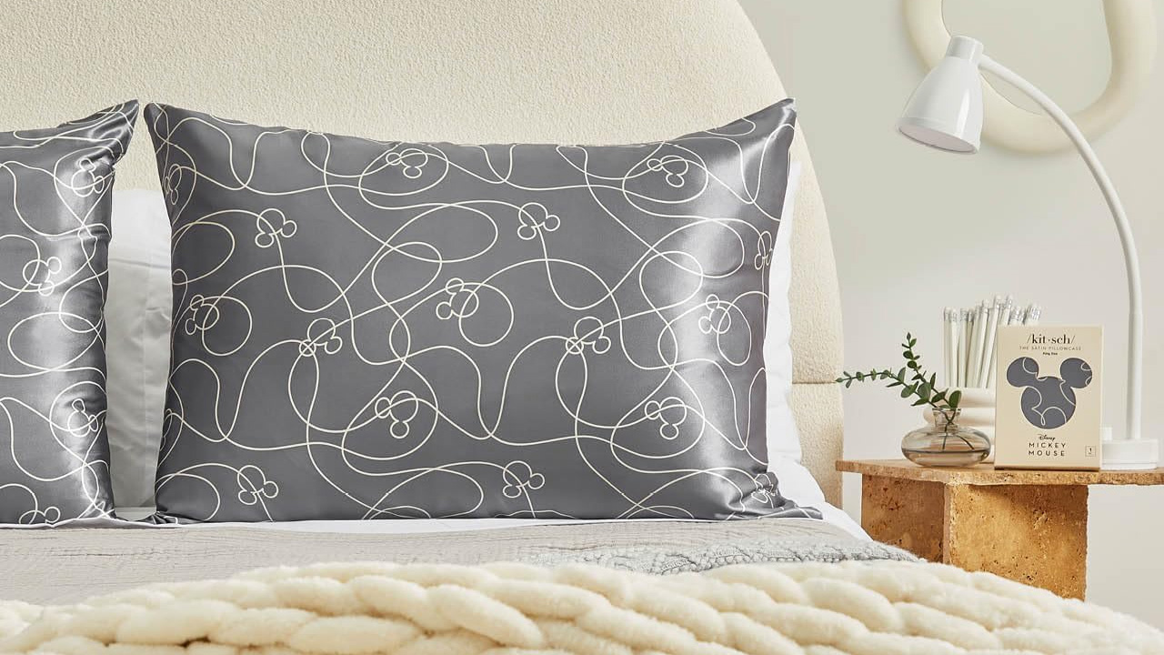 Disney-themed-mickey-mouse-Pillowcase-for-mother's-day-gift