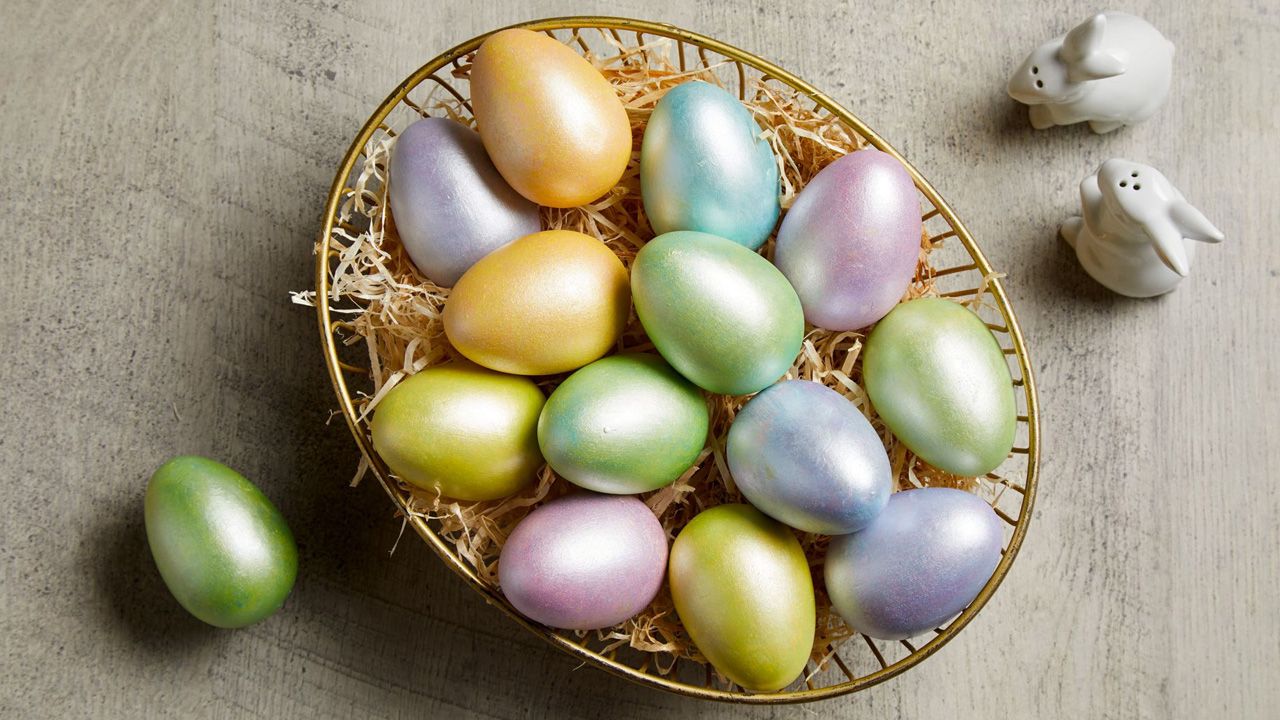 No-Dye Easter Eggs - pearlized spray paint