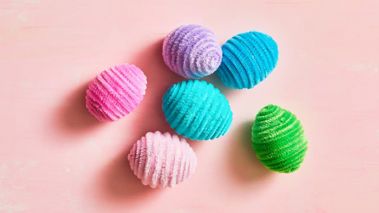 Last-Minutes Easter Egg Decoration - pipe cleaner clad eggs