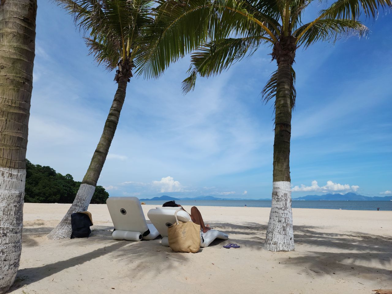 Airmaan Z Lounger Made of Space-Grade Materials is Designed for Outdoor Living