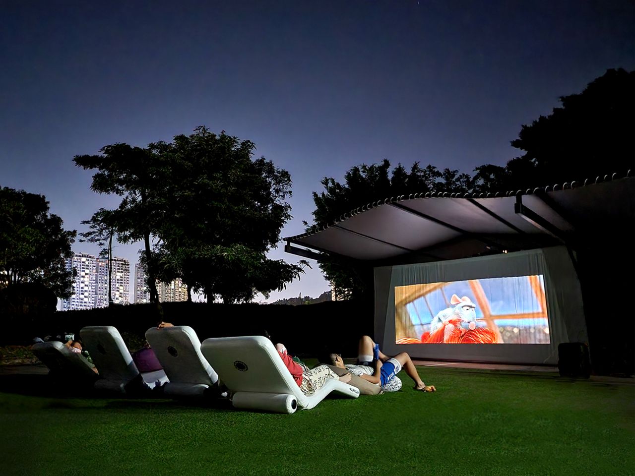 Airmaan Z Lounger Made of Space-Grade Materials is Designed for Outdoor Living
