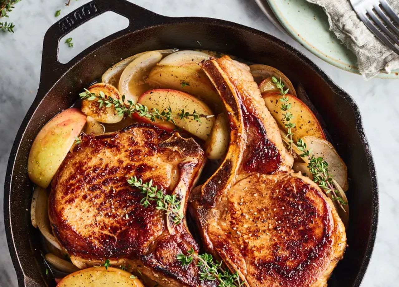 Easy Skillet Pork Chops with Apples and Onions