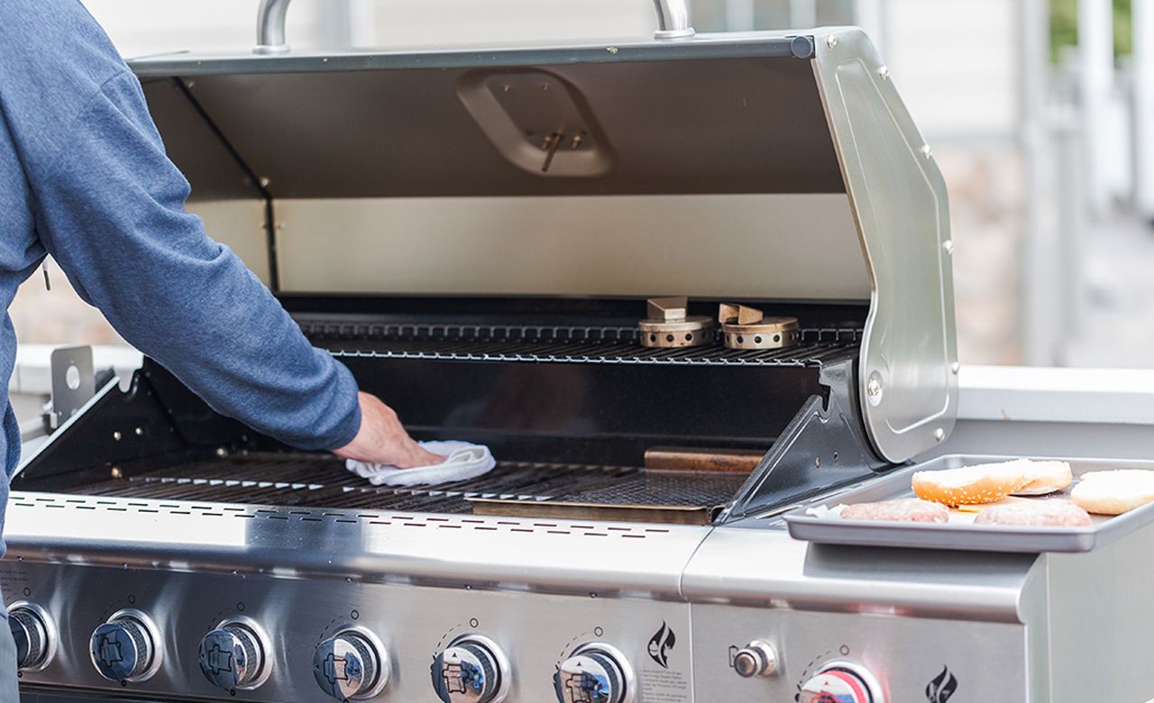 How to clean a gas grill - wipe it dry