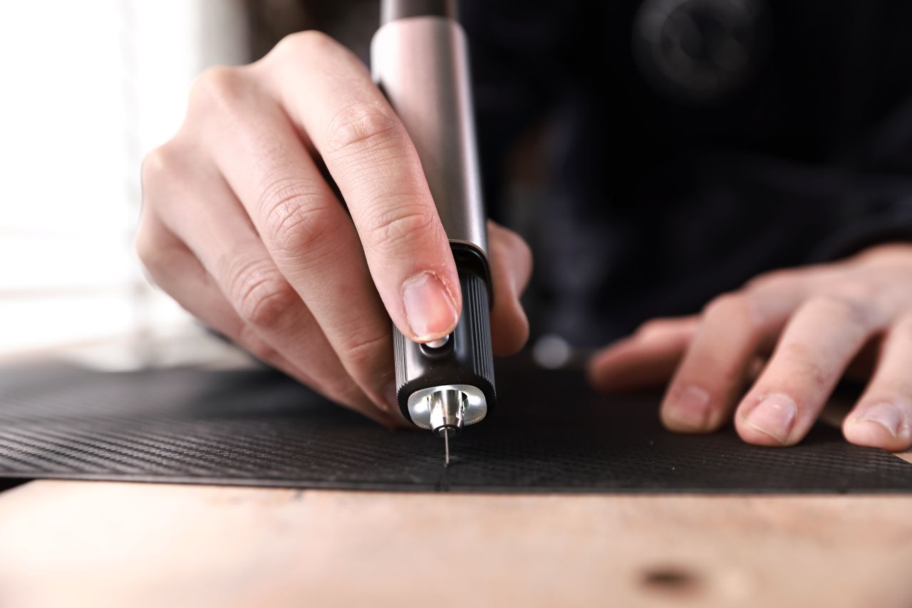 NeoBlade Wireless Ultrasonic Cutter - cutting through carbon fiber board