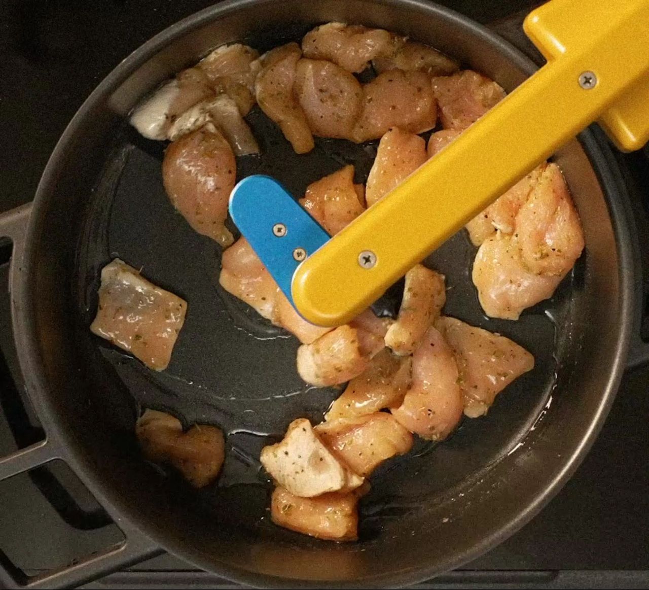 Posha Kitchen Robot Adds Ingredients, Adjusts Heat and Stirs to Cook Meals Automatically