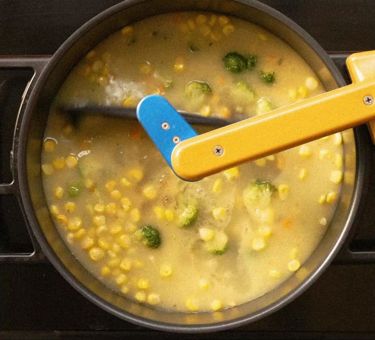 Posha Kitchen Robot Adds Ingredients, Adjusts Heat and Stirs to Cook Meals Automatically