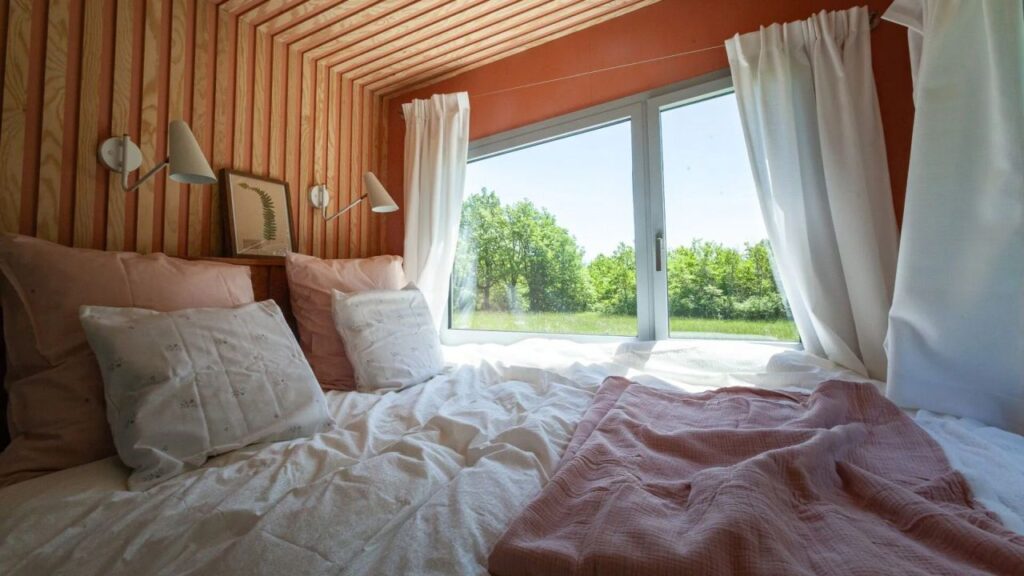 botanical hut tiny house - bedroom