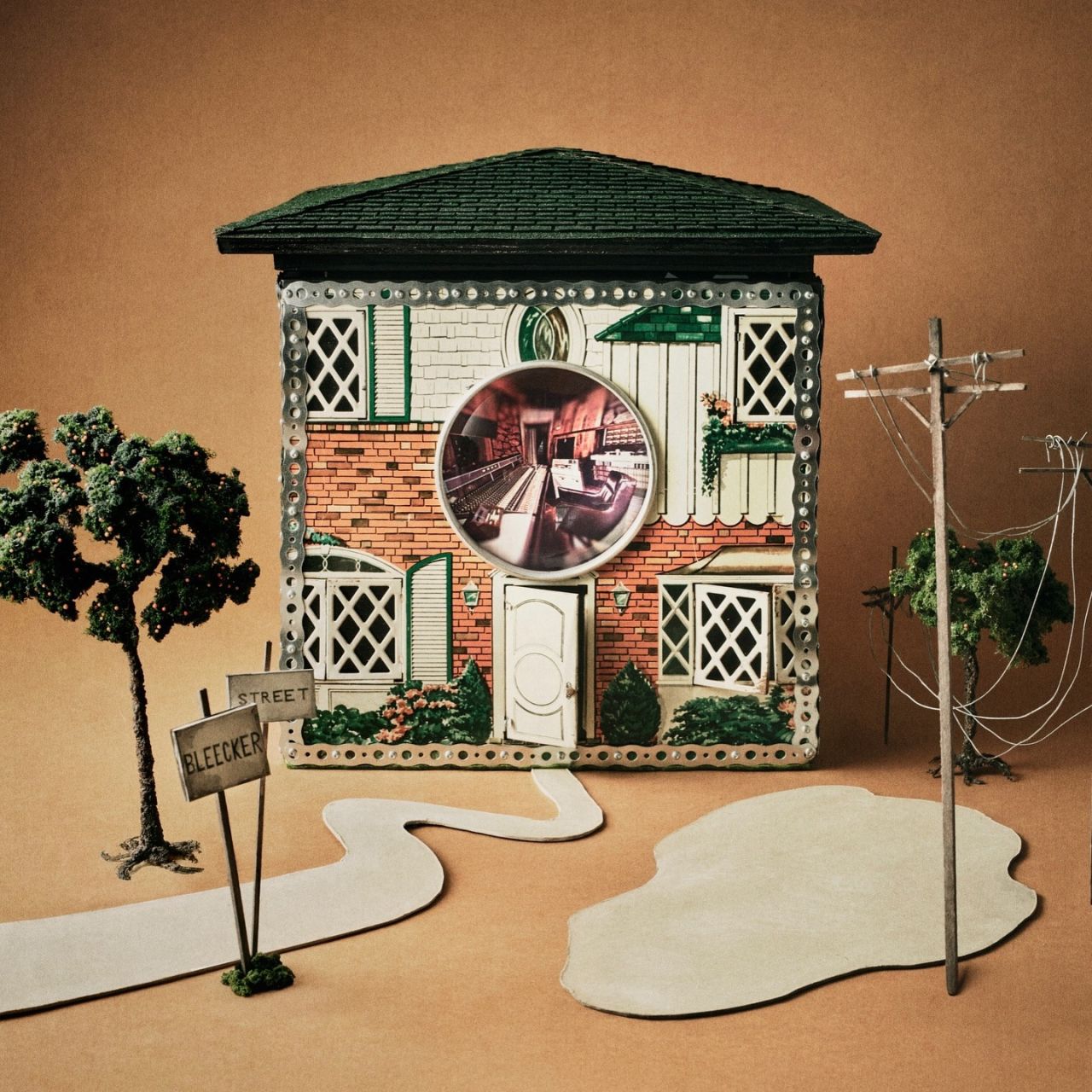 BGN–11 1930s tin dollhouse with OD–11 speaker