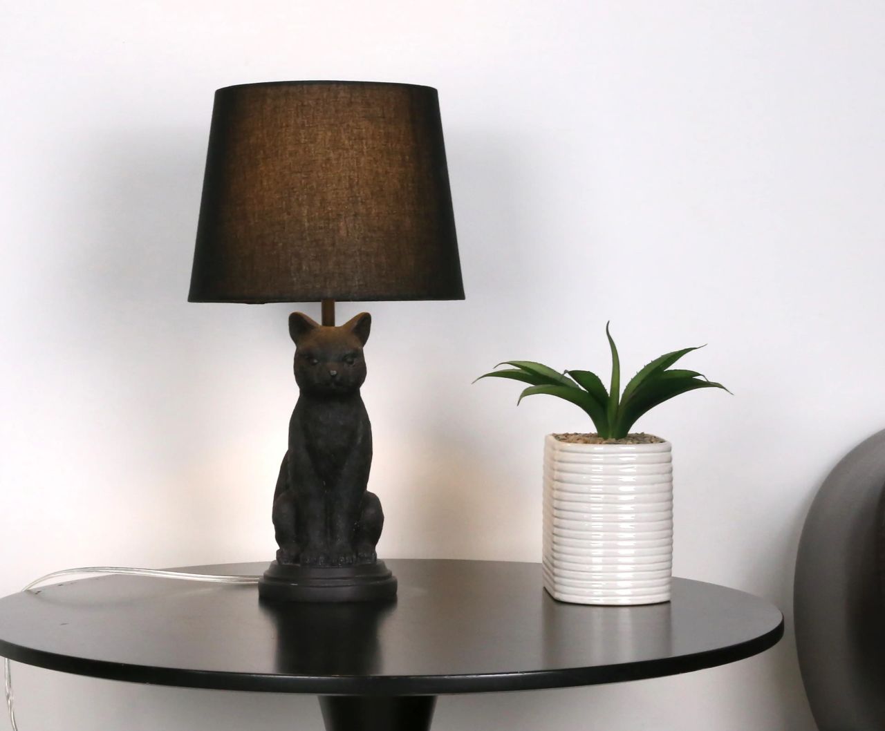 Black cat tabletop lamp