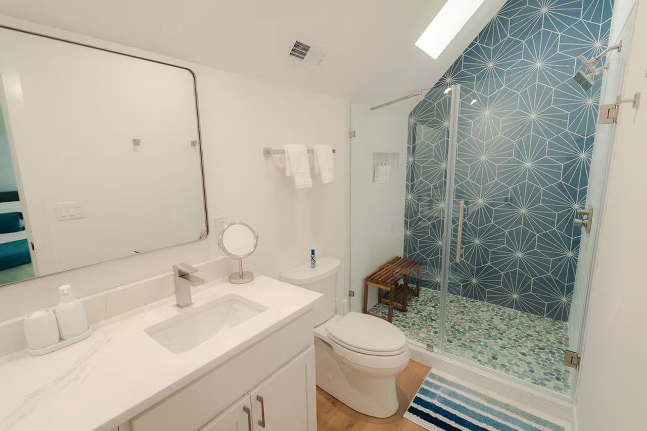 Greenhouse Cabin in Ohio - bathroom