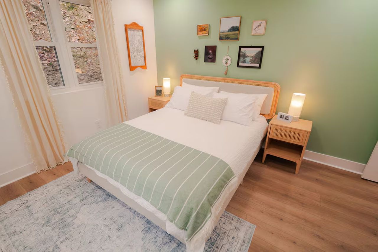 Greenhouse Cabin in Ohio - bedroom