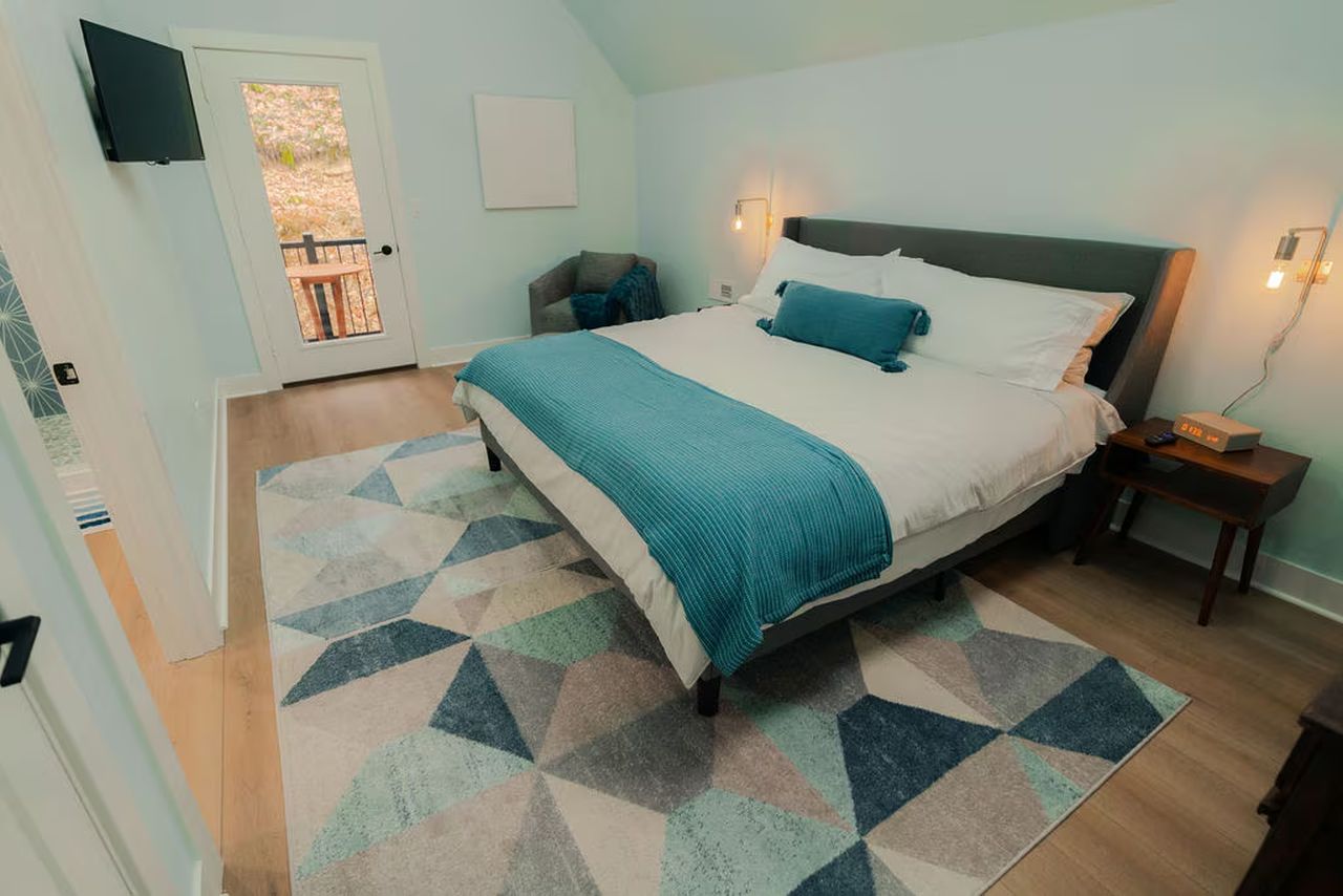 Greenhouse Cabin in Ohio - upper level bedroom