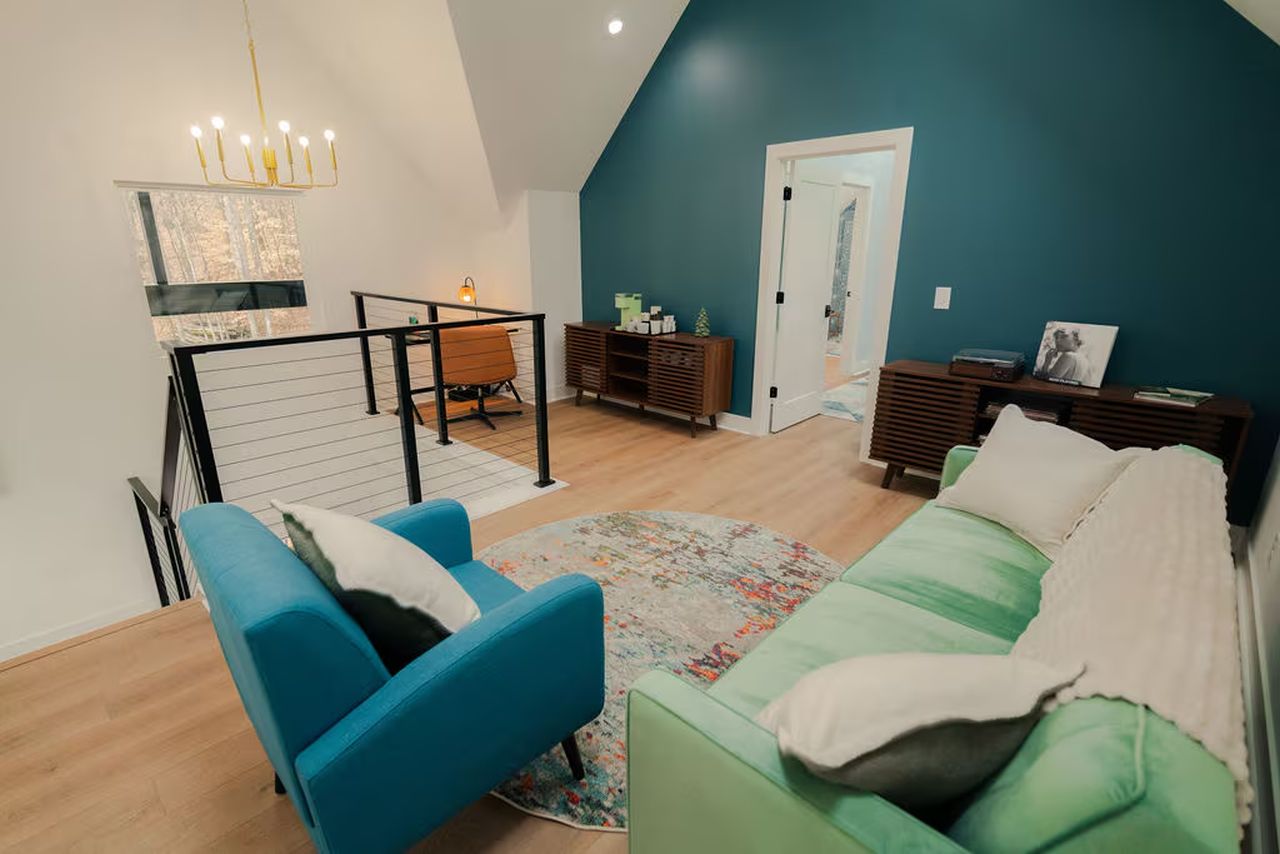 Greenhouse Cabin in Ohio - upper living area 1