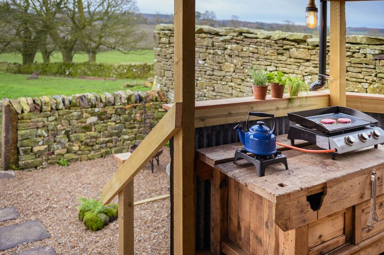 Outdoor Kitchen of Shearers Quarters Cabin in Belsay, United Kingdom