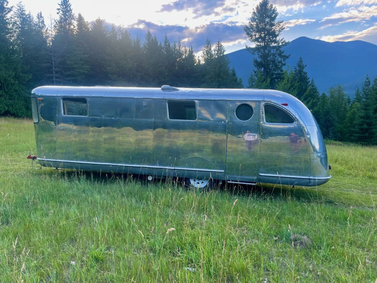 1946 Spartan Manor 25-Foot Single-Axle Travel Trailer Out for Sale in British Columbia
