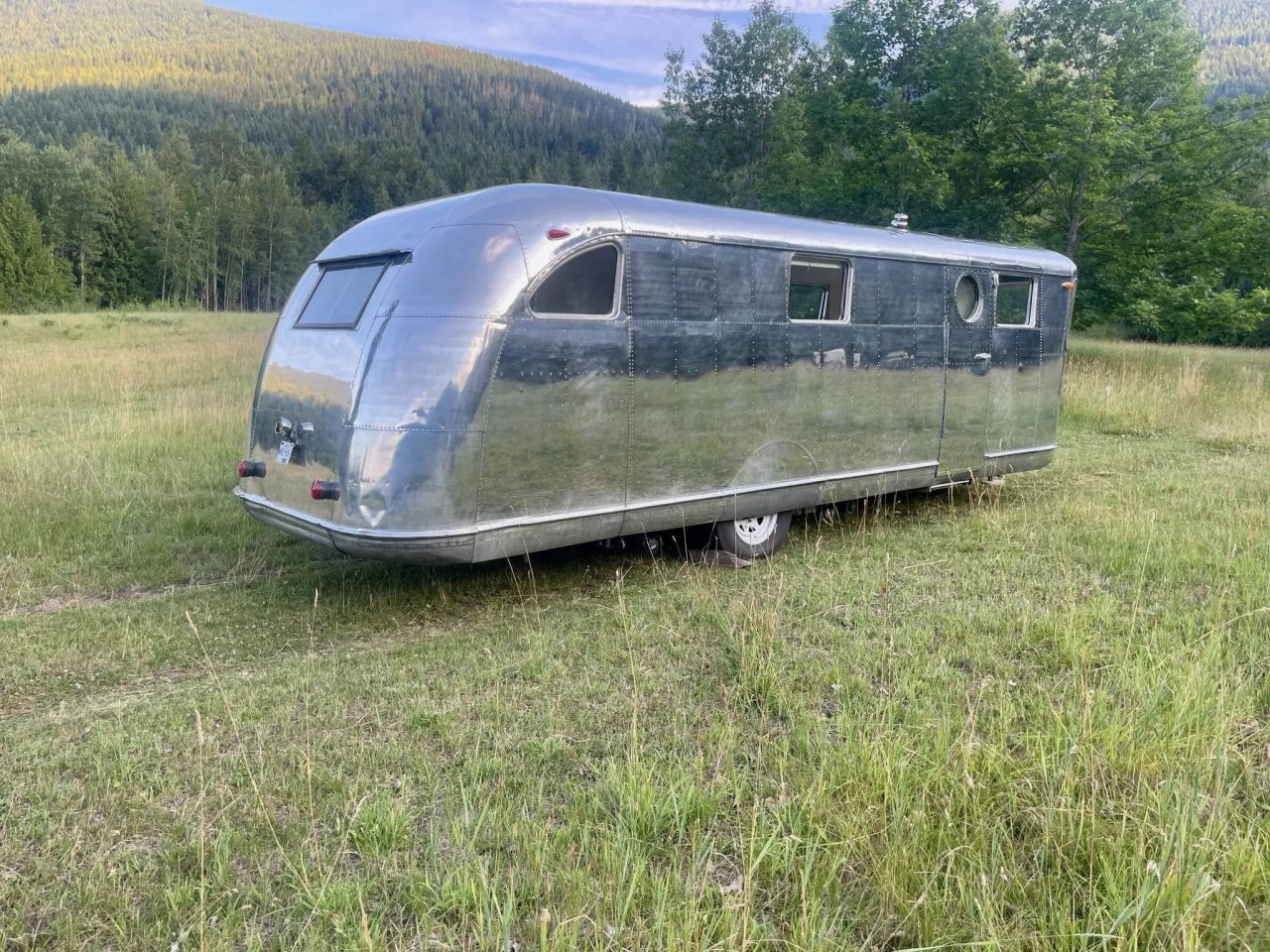 1946 Spartan Manor 25-Foot Single-Axle Travel Trailer Out for Sale in British Columbia