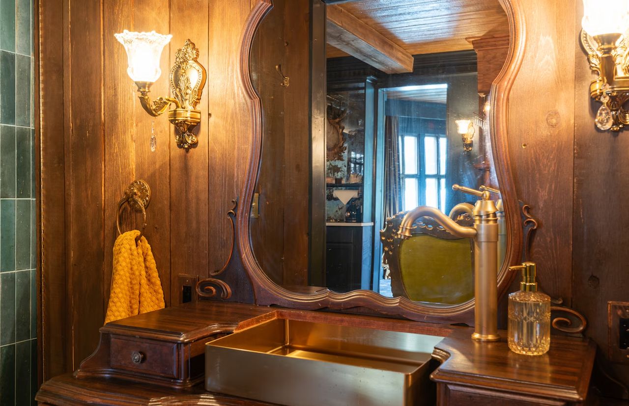 Bathroom of Shipwreck House - 3