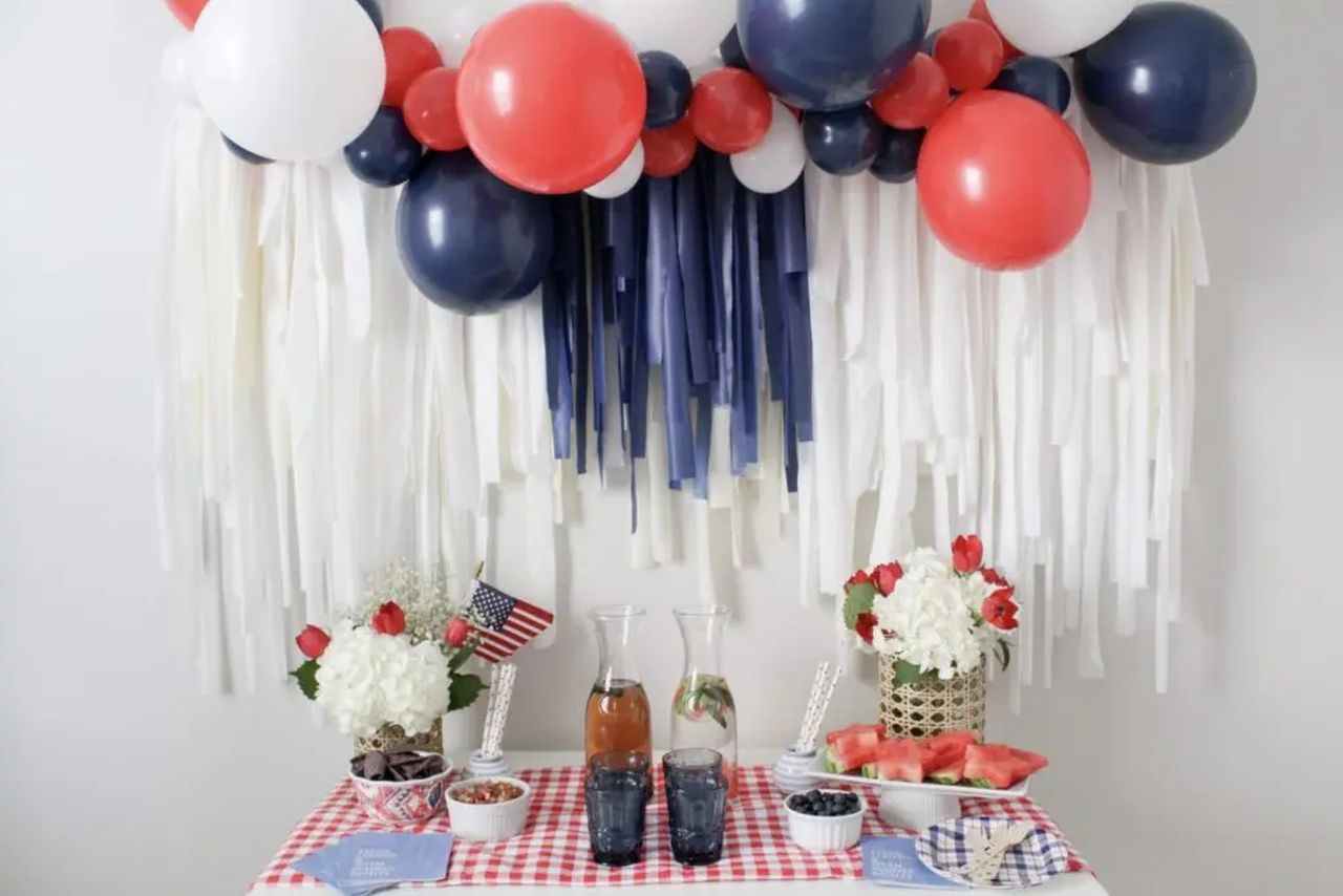 Elevate your 4th July party décor with DIY balloon garland and streamer backdrop 
