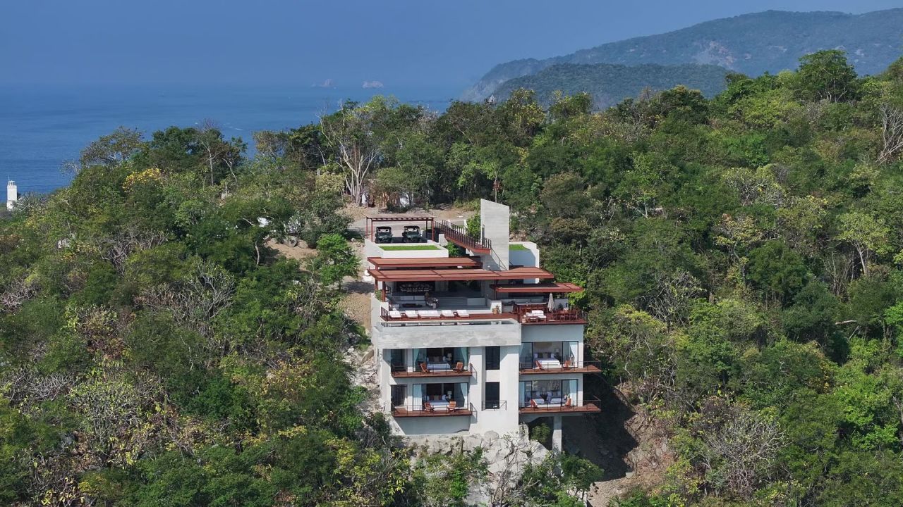 This Cliffside House in Mexico Can’t be Seen from Its Entrance