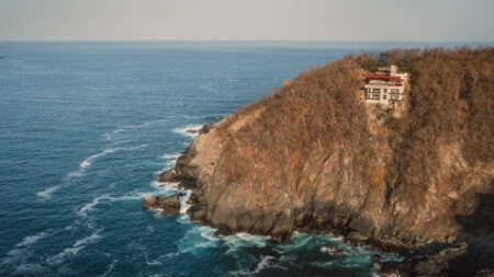 This Cliffside House in Mexico Can’t be Seen from Its Entrance