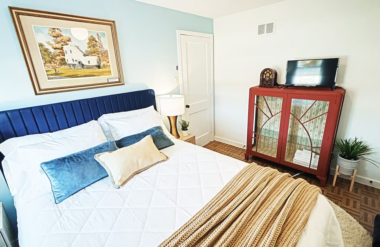 Bedroom of Haines Shoe House - 1
