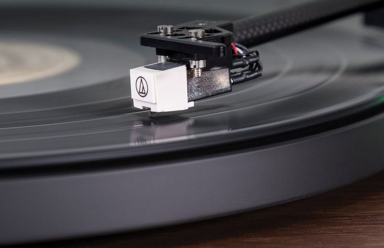 C65 RECORD PLAYER WITH SPEAKERS