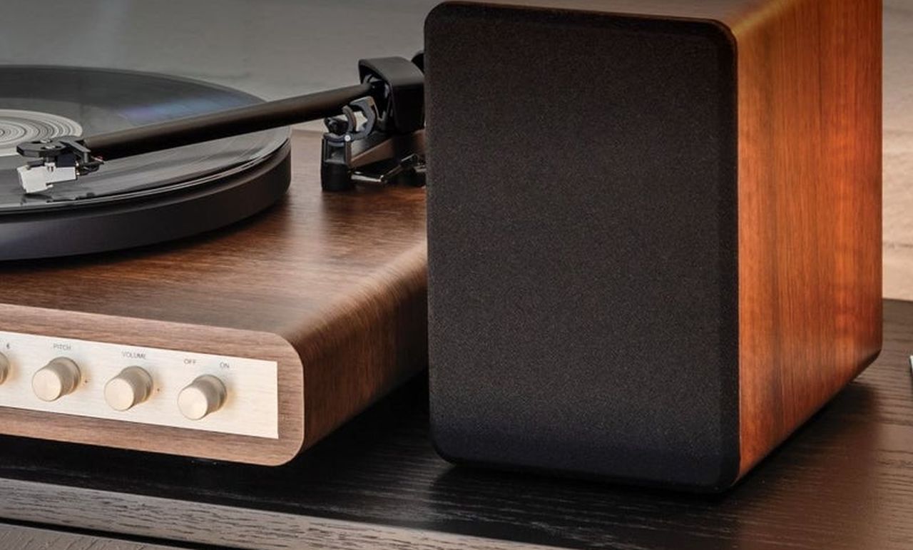 C65 RECORD PLAYER WITH SPEAKERS
