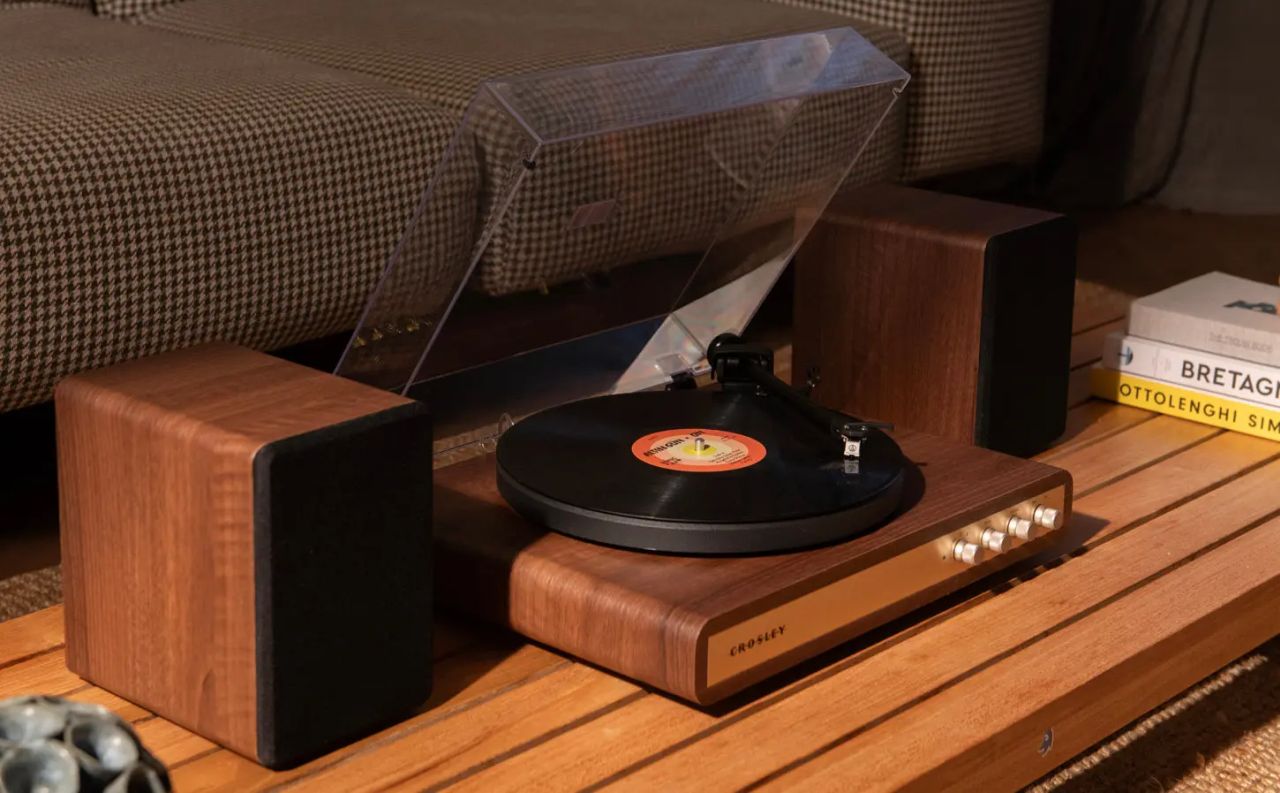 C65 RECORD PLAYER WITH SPEAKERS