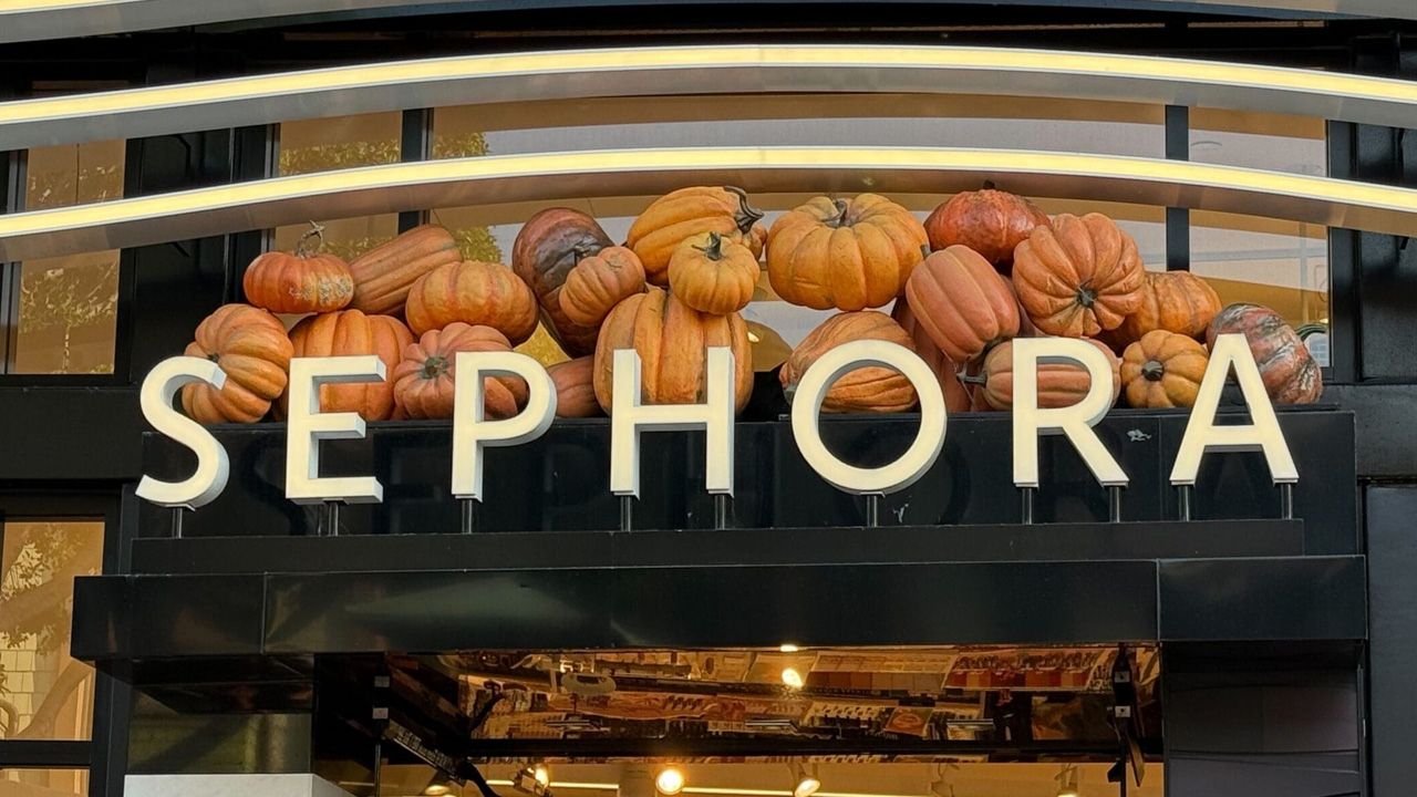 Disneyland Halloween Decorations 2025 - 10