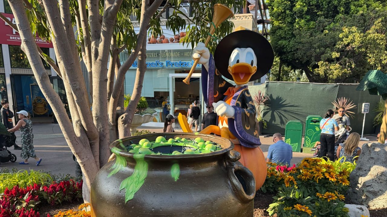 Disneyland Halloween Decorations 2025 - 3
