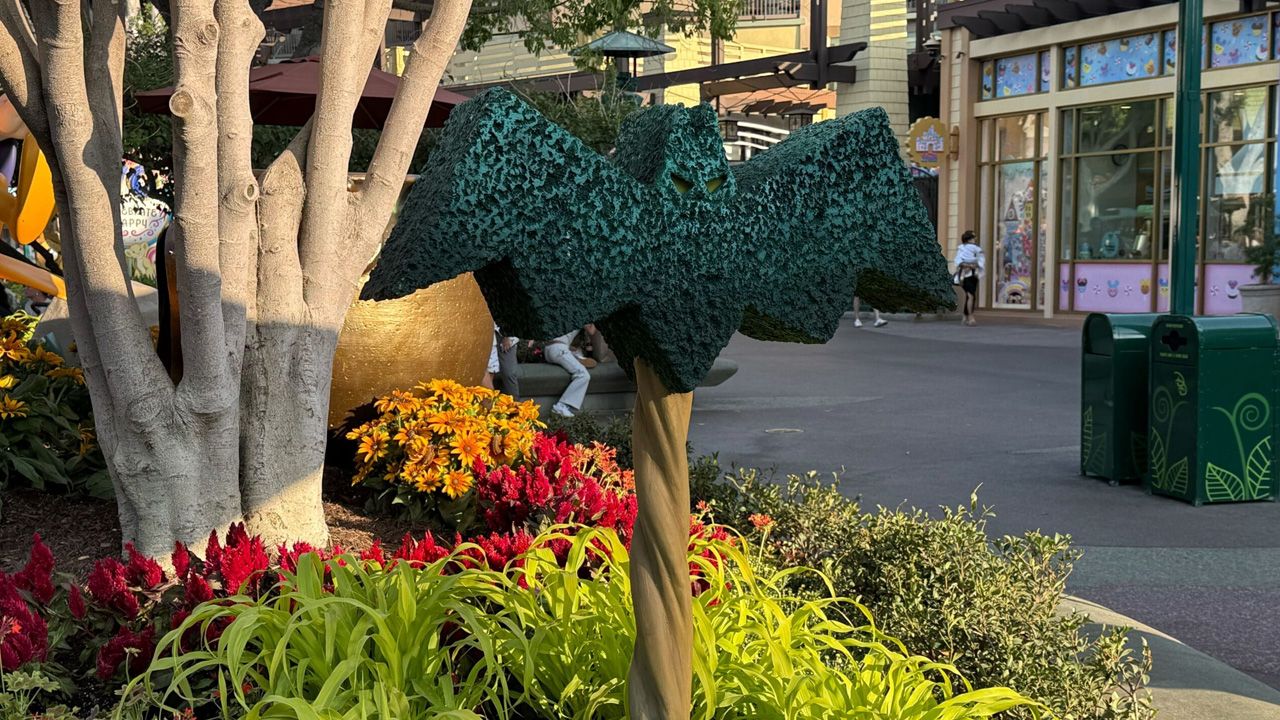 Disneyland Halloween Decorations 2025 - 4