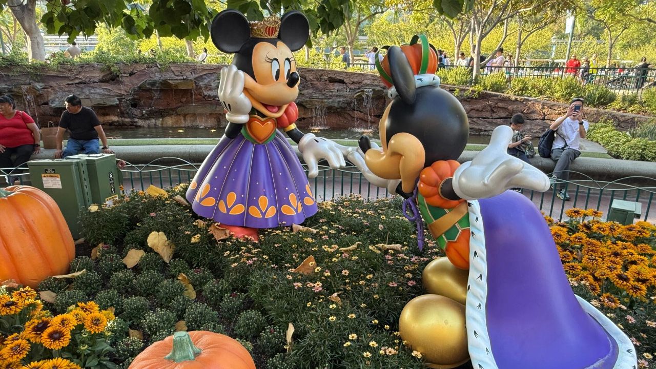 Disneyland Halloween Decorations 2025 - 7