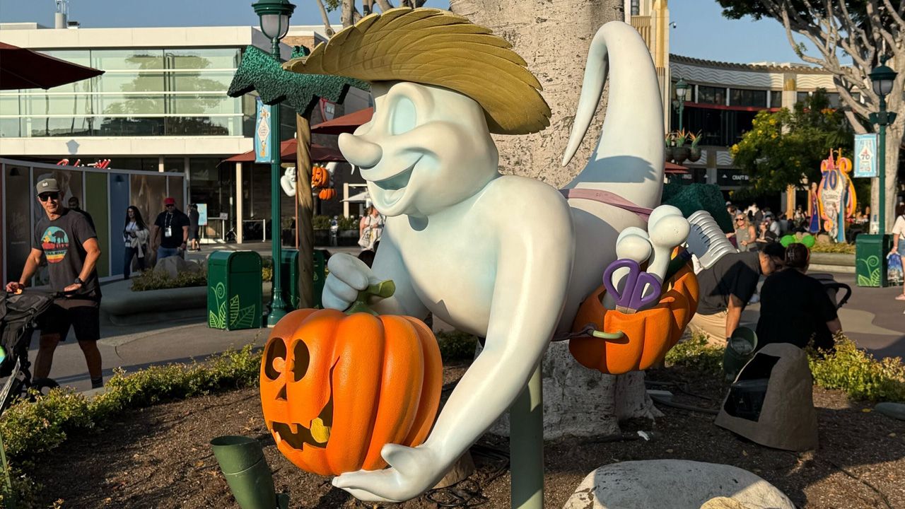 Disneyland Halloween Decorations 2025 - 8