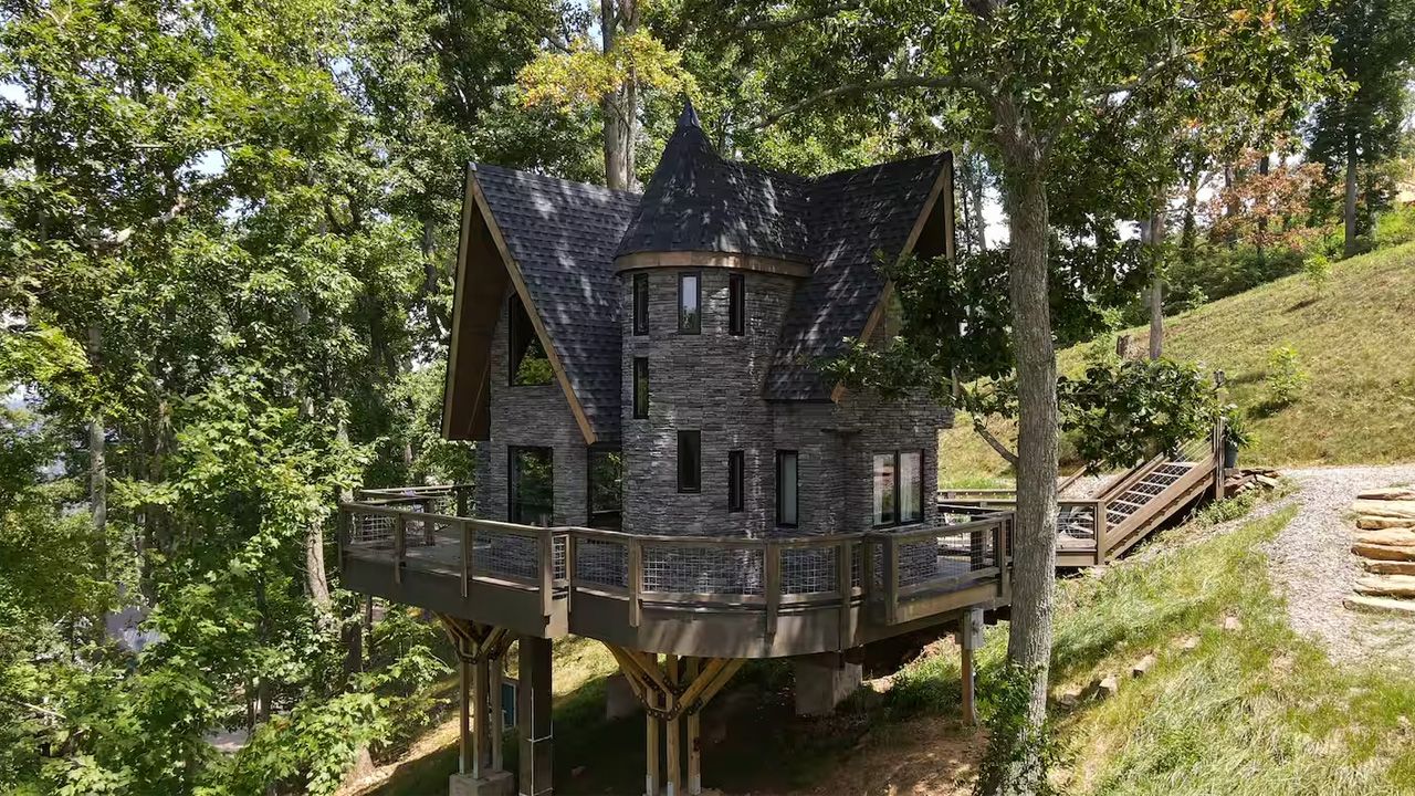 Harry Potter-Themed Airbnbs - Wizards Hollow, North Carolina, United States