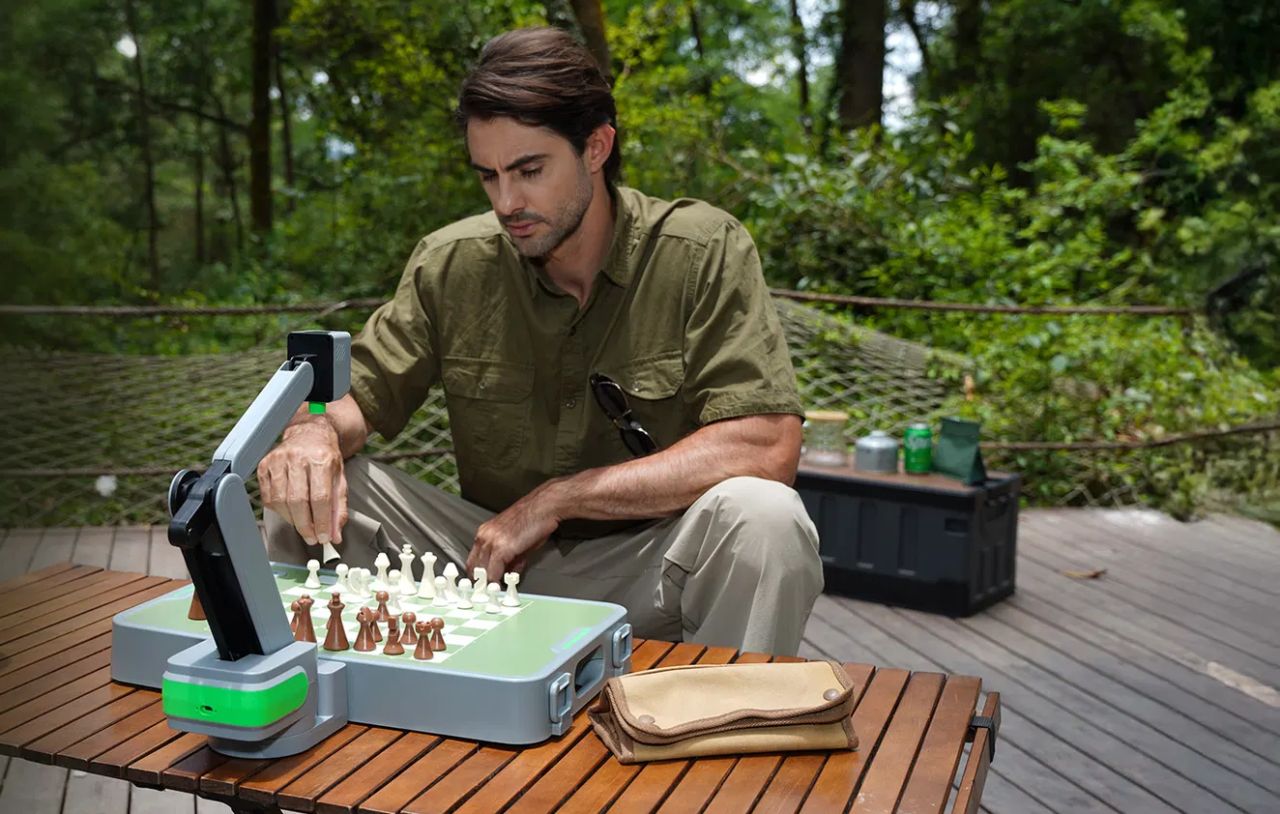 Manya Cynus AI-powered portable chess robot
