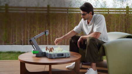 Manya Cynus AI-powered portable chess robot