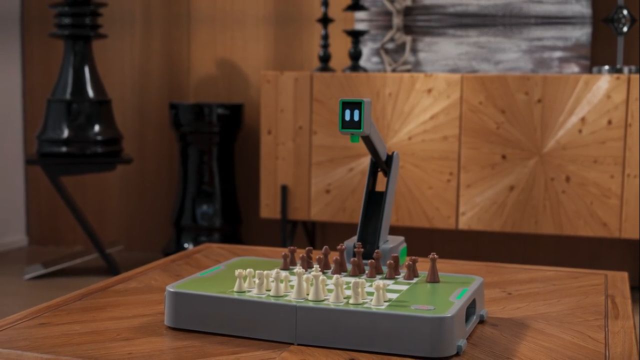Manya Cynus AI-powered portable chess robot