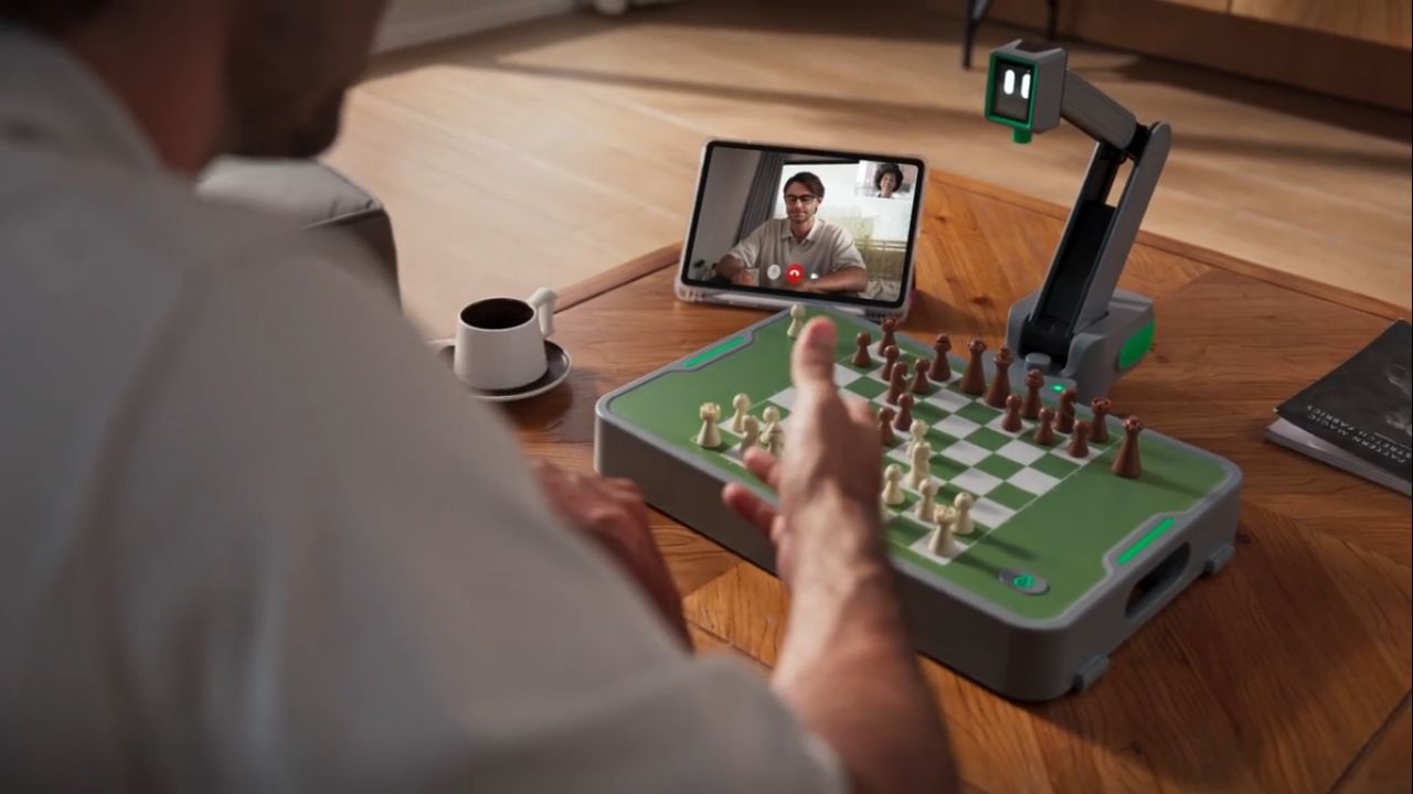 Manya Cynus AI-powered portable chess robot